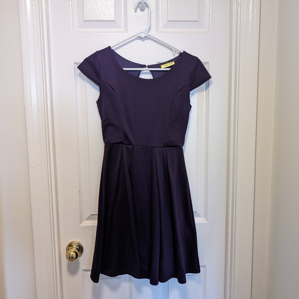 ModCloth | Yellow Star | Simple Purple Dress With Back Cut-out | Size Small